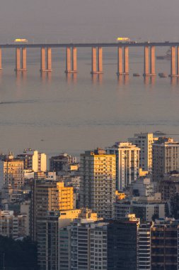 Brezilya, Rio de Janeiro 'daki büyük okyanus köprüsüne güzel bir manzara.