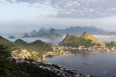 Brezilya Rio de Janeiro 'daki okyanus ve yeşil yağmur ormanlarının güzel manzarası