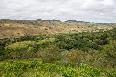 Brezilya 'nın Rio de Janeiro kırsalındaki tepelerin ve çiftlik arazilerinin güzel manzarası