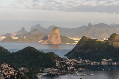 Brezilya Rio de Janeiro 'daki okyanus ve yeşil yağmur ormanlarının güzel manzarası