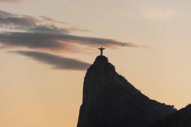 Corcovado Dağı 'nın güzel günbatımı manzarası ve Kurtarıcı İsa Heykeli, Rio de Janeiro, Brezilya