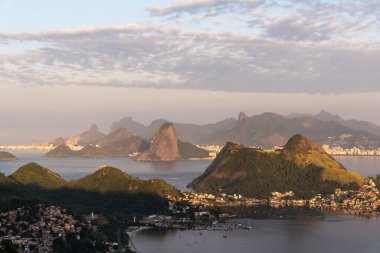 Brezilya Rio de Janeiro 'daki okyanus ve yeşil yağmur ormanlarının güzel manzarası