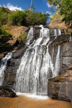 Brezilya 'nın Rio de Janeiro kırsalındaki Atlantik yağmur ormanı şelalesine bakın.