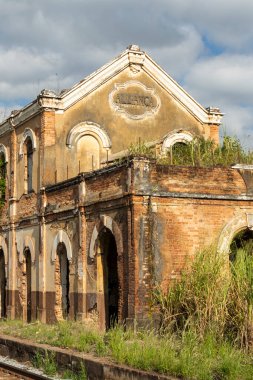 Brezilya 'nın Rio de Janeiro şehrinde terk edilmiş eski tarihi tren istasyonu