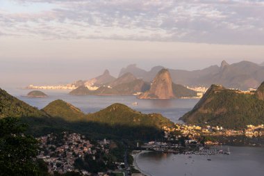 Brezilya Rio de Janeiro 'daki okyanus ve yeşil yağmur ormanlarının güzel manzarası