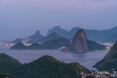 Rio de Janeiro, Brezilya 'da okyanus ve dağlarla güzel mavi saat gün doğumu