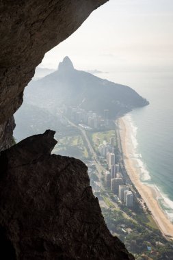 Rio de Janeiro, Brezilya 'daki kayalık mağaradan görülen güzel dağ yağmur ormanları
