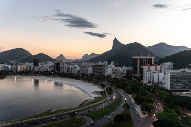 Şehre, okyanusa ve dağlara güzel gün batımı manzarası Rio de Janeiro, Brezilya
