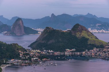 Rio de Janeiro, Brezilya 'da okyanus ve dağlarla güzel mavi saat gün doğumu