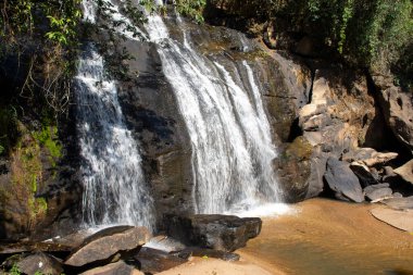 Brezilya 'nın Rio de Janeiro kırsalındaki Atlantik yağmur ormanı şelalesine bakın.