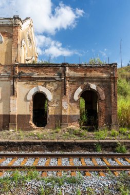 Brezilya 'nın Rio de Janeiro şehrinde terk edilmiş eski tarihi tren istasyonu