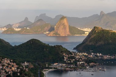 Brezilya Rio de Janeiro 'daki okyanus ve yeşil yağmur ormanlarının güzel manzarası