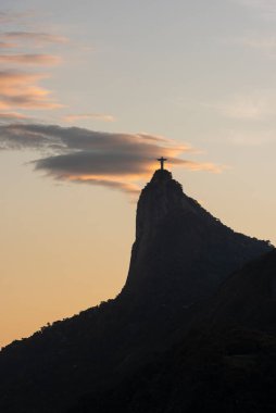 Corcovado Dağı 'nın güzel günbatımı manzarası ve Kurtarıcı İsa Heykeli, Rio de Janeiro, Brezilya