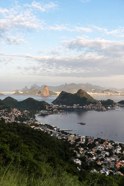 Gyönyörű Kilátás Óceánra Zöld Esőerdők Hegyek Rio Janeiro Brazília — Stock Fotó
