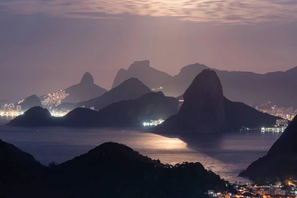 Gyönyörű Kilátás Óceánra Sötét Hegyi Sziluettek Éjszaka Rio Janeiro Brazília — Stock Fotó