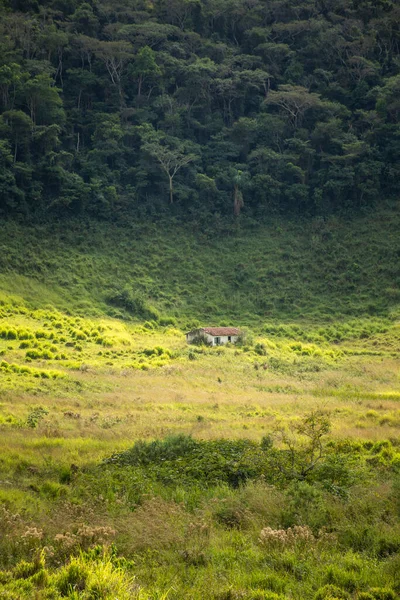 Rumah Kecil Bawah Bukit Lahan Pertanian Padang Rumput Pedesaan Rio — Stok Foto