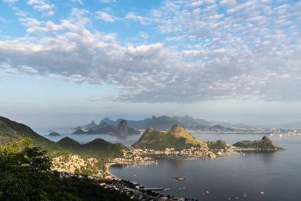 Prachtig Uitzicht Oceaan Het Groene Regenwoud Bergen Rio Janeiro Brazilië — Stockfoto