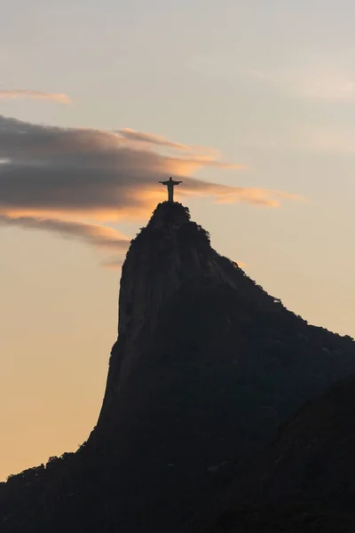 巴西里约热内卢Corcovado山和救世主基督雕像的日落美景 — 图库照片