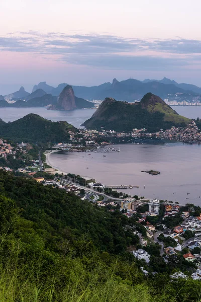 Gyönyörű Napkelte Kilátás Rózsaszín Hegyek Óceán Rio Janeiro Brazília — Stock Fotó