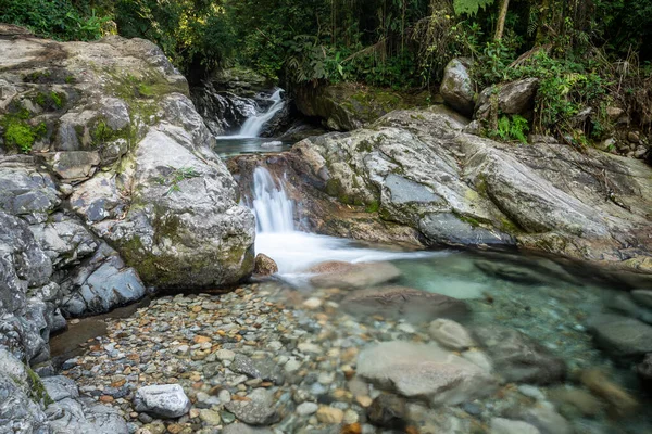 Hermosa Cascada Selva Tropical Con Aguas Cristalinas Paisaje Verde Serrinha — Foto de Stock