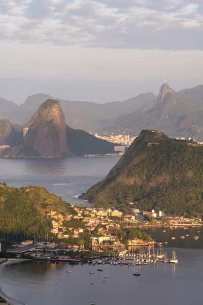 Piękny Widok Ocean Zielone Góry Lasów Deszczowych Rio Janeiro Brazylia — Zdjęcie stockowe