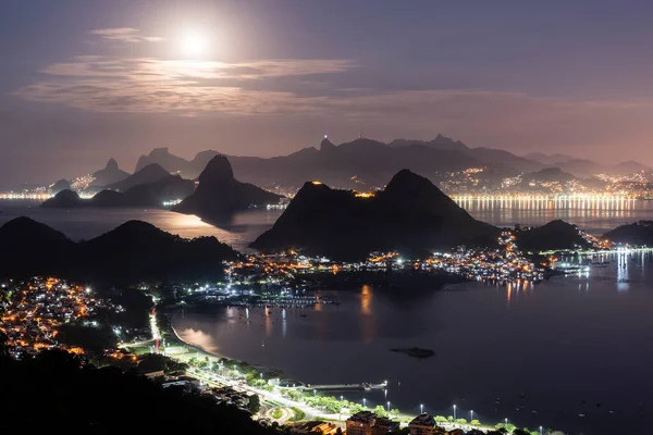 Gyönyörű Kilátás Óceánra Sötét Hegyi Sziluettek Éjszaka Rio Janeiro Brazília — Stock Fotó