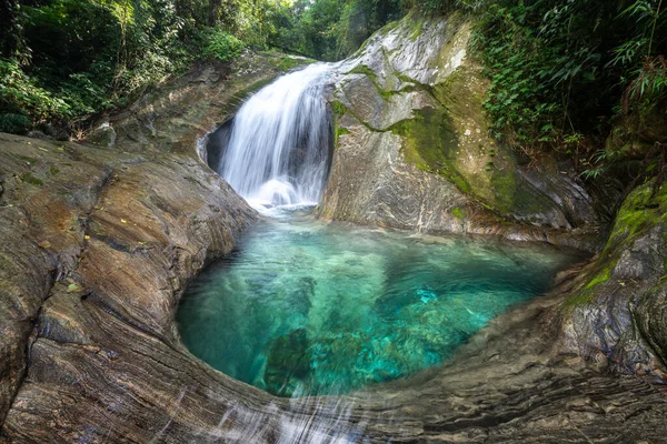 Hermosa Cascada Selva Tropical Con Piscina Agua Cristalina Paisaje Verde — Foto de Stock