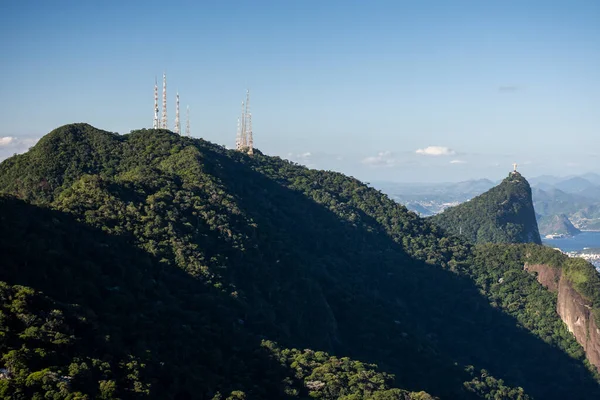 Schöner Blick Auf Kommunikationsantennen Auf Dem Grünen Berggipfel Des Regenwaldes — Stockfoto