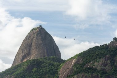 Brezilya Rio de Janeiro 'da mavi gökyüzü ve beyaz bulutlu Sugar Loaf Dağı' na güzel bir manzara
