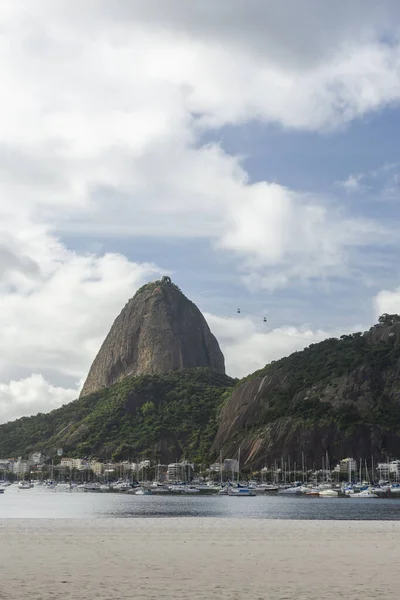 Brezilya Rio Janeiro Mavi Gökyüzü Beyaz Bulutlu Sugar Loaf Dağı — Stok fotoğraf