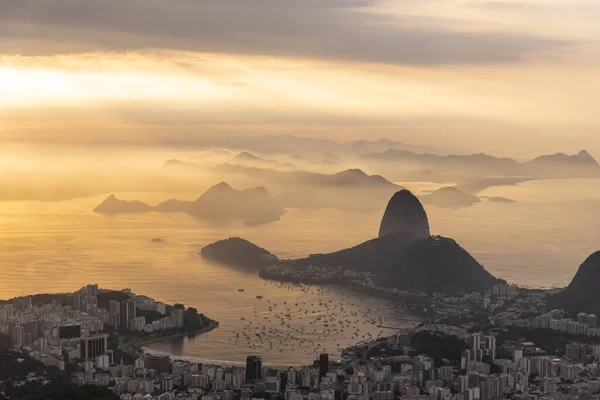 Bela Vista Para Cidade Montanhas Oceano Com Nuvens Coloridas Nascer — Fotografia de Stock