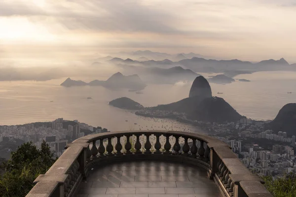 Чудовий Вид Місто Гори Океан Яскравими Хмарами Сходу Сонця Ріо — стокове фото