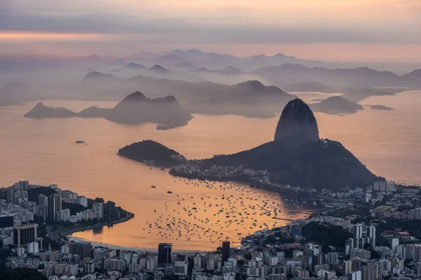 Hermosa Vista Ciudad Las Montañas Océano Con Coloridas Nubes Salida — Foto de Stock