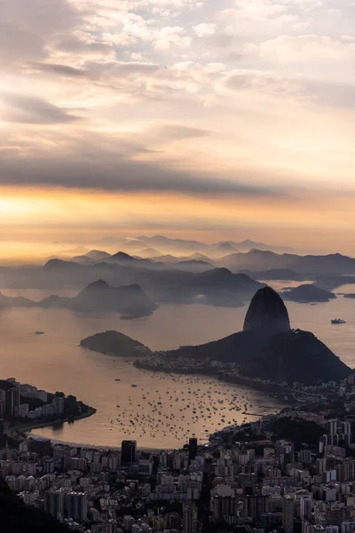 Gyönyörű Kilátás Városra Hegyekre Óceánra Színes Napfelkelte Felhőkkel Rio Janeiro — Stock Fotó