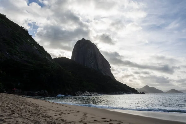 Piękny Widok Sugar Loaf Mountain Białymi Chmurami Rio Janeiro Brazylia — Zdjęcie stockowe
