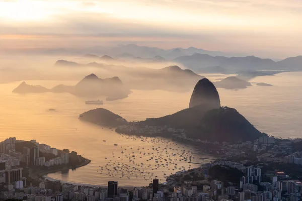 Bela Vista Para Cidade Montanhas Oceano Com Nuvens Coloridas Nascer — Fotografia de Stock