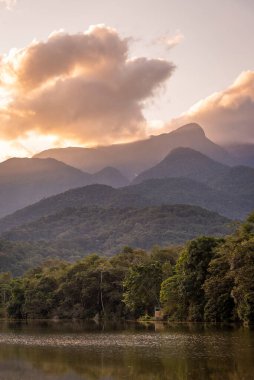 Yağmur ormanlarına ve yeşil dağlara güzel bir günbatımı manzarası Rio de Janeiro kırsalına, Brezilya