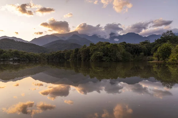 Hermosa Vista Del Atardecer Lago Selva Tropical Reflejos Espejo Agua — Foto de Stock
