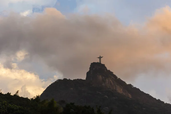 Bela Vista Para Cristo Estátua Com Coloridas Nuvens Pôr Sol — Fotografia de Stock