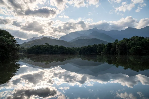 Krásný Výhled Zelené Hory Mraky Odrážející Zrcadle Jezera Krajina Rio — Stock fotografie