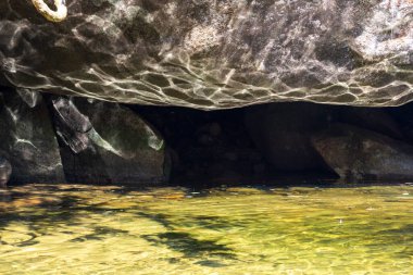 Yağmur ormanı mağarasına güzel bir manzara. Kayalarda güneş ışığı yansımaları var. Rio de Janeiro, Brezilya.