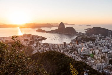 Brezilya 'nın Rio de Janeiro şehrinde güzel bir gün doğumu manzarası, okyanus ve Sugar Loaf dağı
