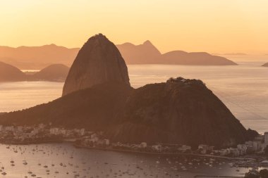 Brezilya 'nın Rio de Janeiro şehrinde güzel bir gün doğumu manzarası, okyanus ve Sugar Loaf dağı