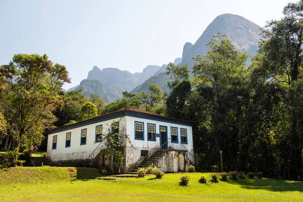 Hermosa Vista Antigua Casa Campo Con Grandes Montañas Rocosas Selva — Foto de Stock