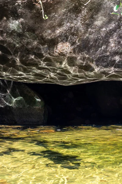 Vacker Utsikt Över Regnskogs Flod Grotta Med Solljus Reflektioner Sten — Stockfoto