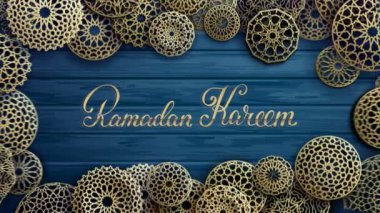 İslami yuvarlak şekilli altın animasyon mavi tahta arka planda. Ramazan kareem yavaş çekim tasarım şablonu. Şenlikli arka plan döngüsü canlandırması. 4k dikişsiz döngü.
