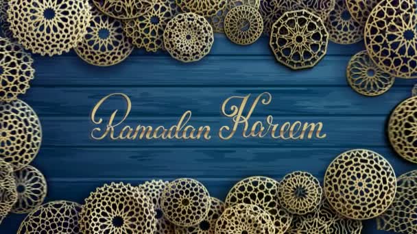 Patrón redondo islámico animación de oro sobre fondo de tablones de madera azul. Ramadan kareem plantilla de diseño en cámara lenta. Fondo festivo animación loopable. bucle inconsútil 4k. — Vídeos de Stock