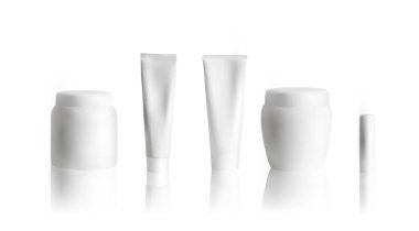 Beyaz arka planda beyaz kavanozlu krem tüp modeli ve ruj. Kozmetik paketleme modeli. Vektör illüstrasyonu.