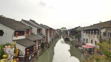 Çin 'in Suzhou şehrindeki Shantang caddesinin tarihi manzarası. Yüksek kalite 4k görüntü