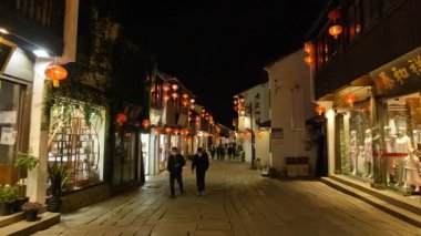 Suzhou 'daki Shantang Sokağı' nın gece manzarası, antik Çin 'in geleneksel kanal-kenarı mimarisini gözler önüne seriyor..